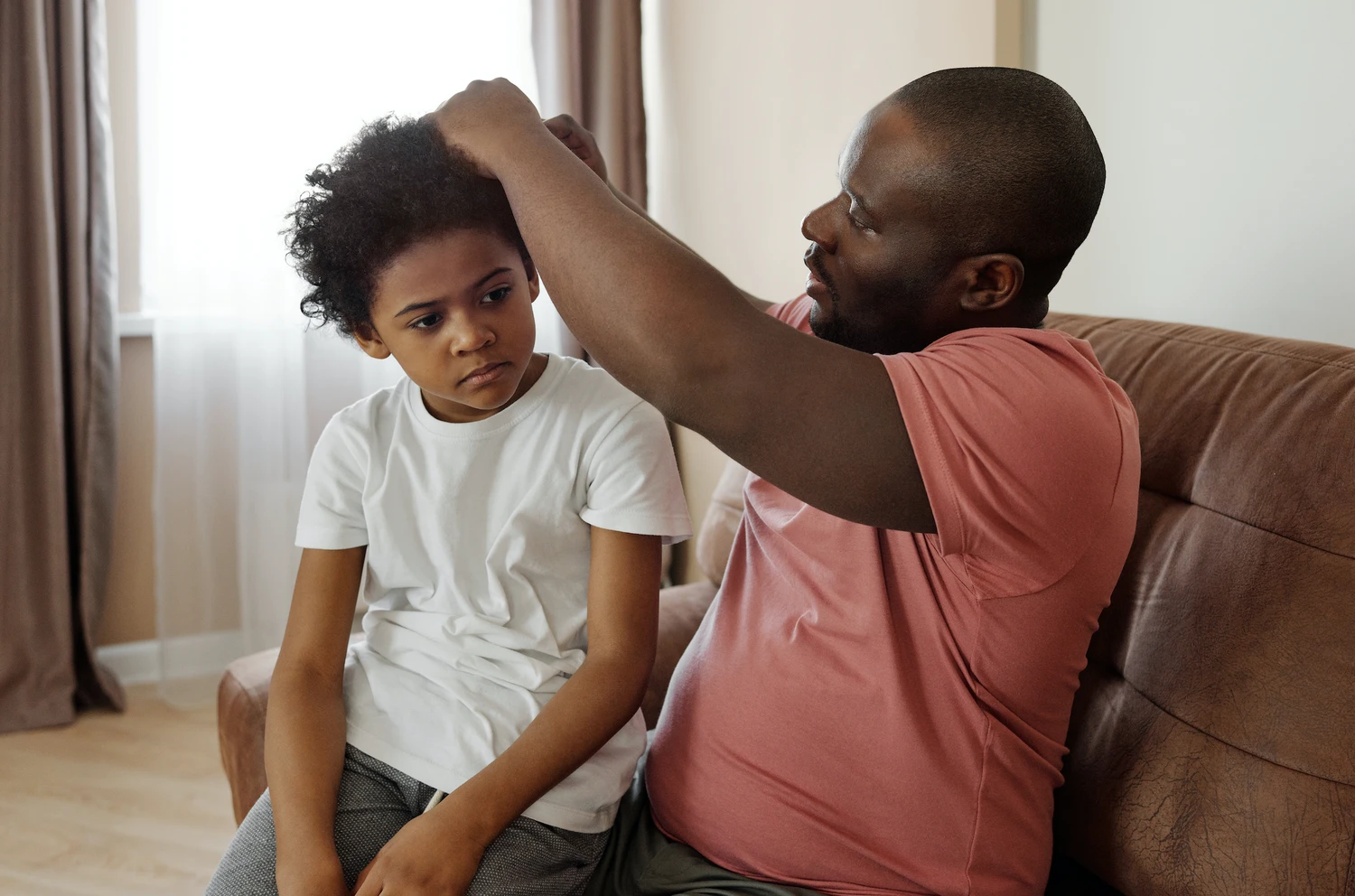 Le guide complet pour un démêlage sans douleur des cheveux de votre enfant