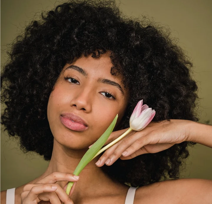 Spray hydratant capillaire : Comment rafraîchir et hydrater vos cheveux avec une recette home made ?